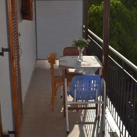 Apartment Lantzos *